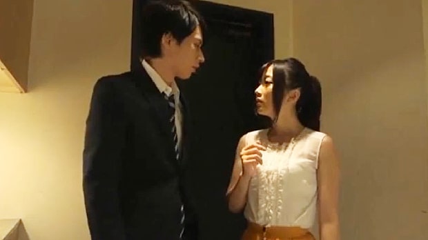 彼氏に強引に押し倒されエッチする