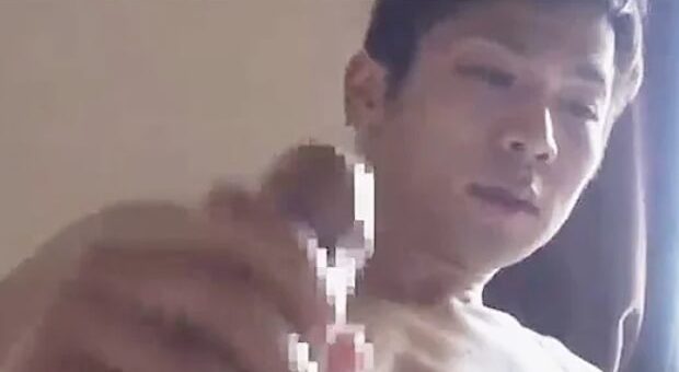 男性の全裸オナ二ー