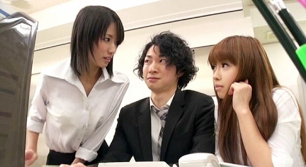 男性社員のチンポを奪い合う痴女OL