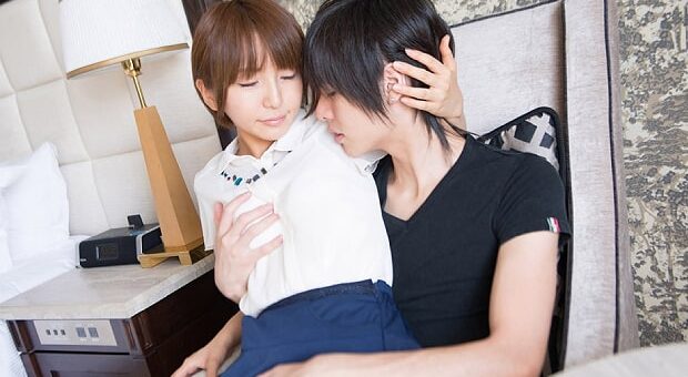 バックからクンニと手マンされる美女