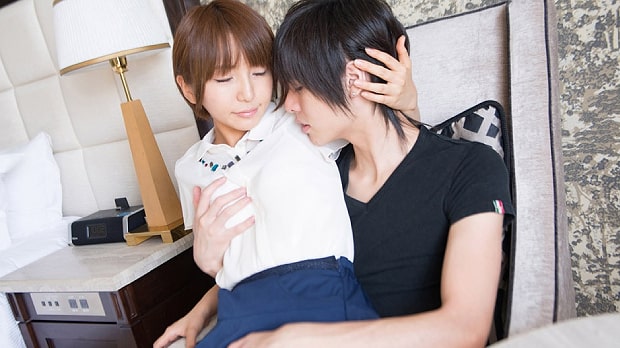 バックからクンニと手マンされる美女