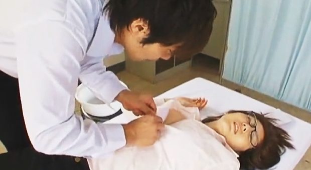 保健室で女教師をレイプする男子生徒