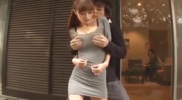 庭でレイプされる巨乳美女