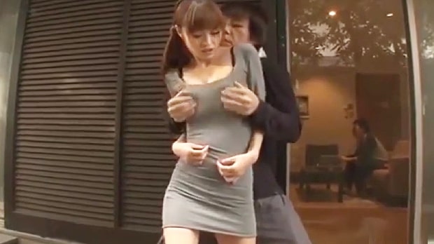 庭でレイプされる巨乳美女