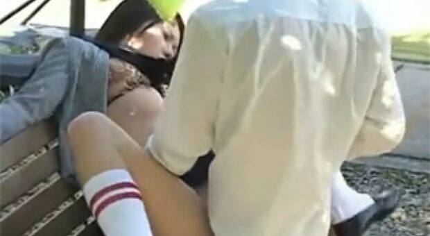 野外でエッチする高校生カップル