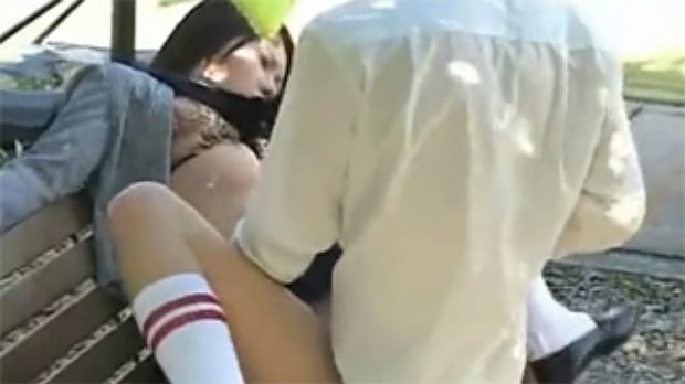 野外でエッチする高校生カップル