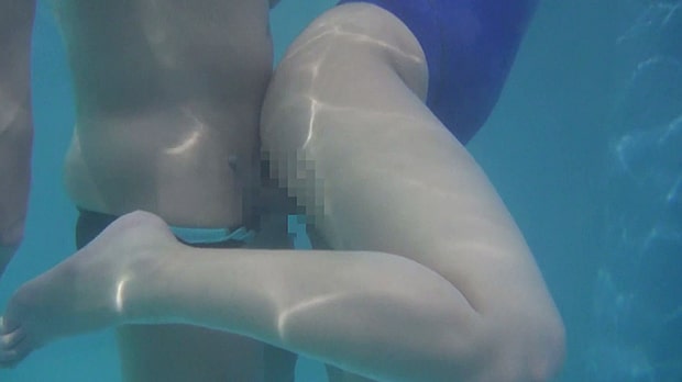 プールで教え子と水中SEXする痴女コーチ