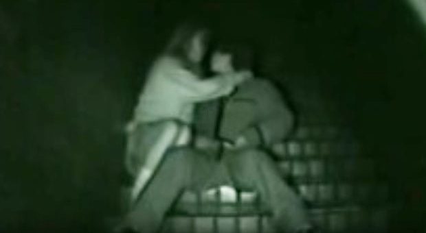 非常階段でSEXするカップルを盗撮