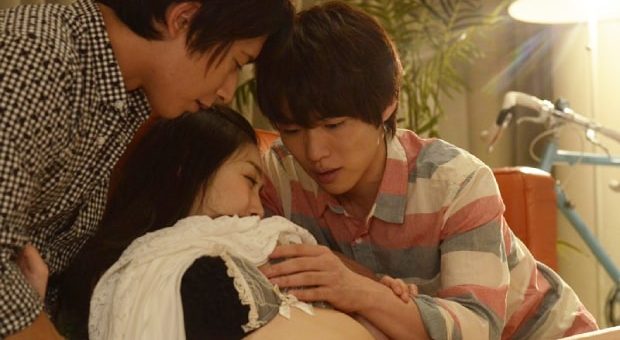 同窓会で再会した元彼とイケメンと3P