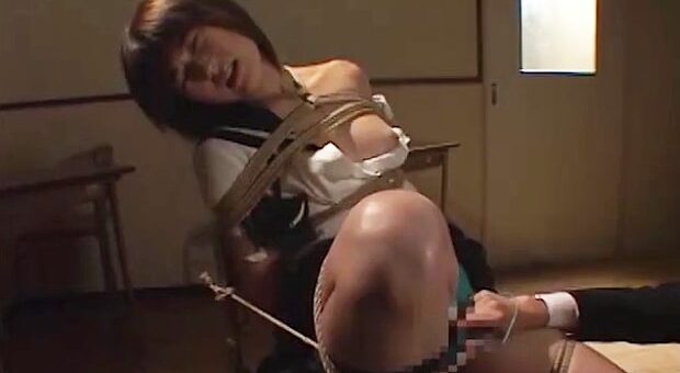 緊縛調教される笠木忍