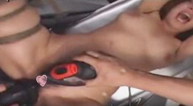 マシンバイブで犯されるギャル