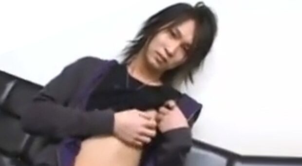 イケメンが乳首を触りながらオナ二ー