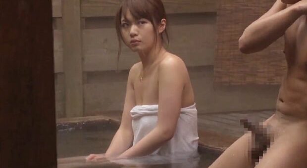 混浴露天風呂で知らない男とSEXする若妻