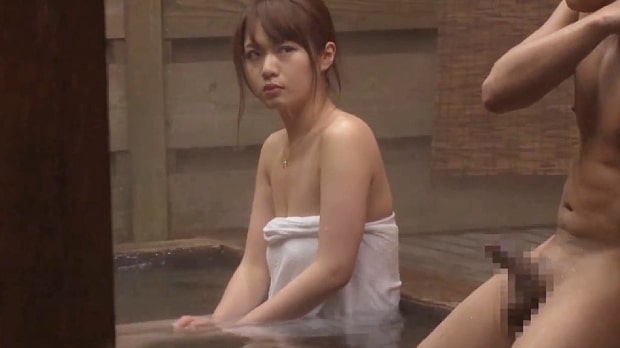 混浴露天風呂で知らない男とSEXする若妻