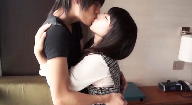 イチャイチャSEXするイケメンとミニマム美少女