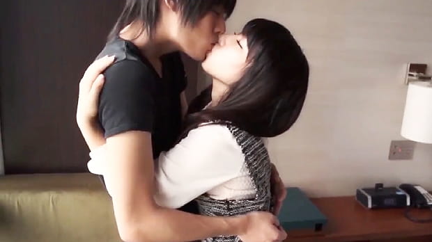 イチャイチャSEXするイケメンとミニマム美少女