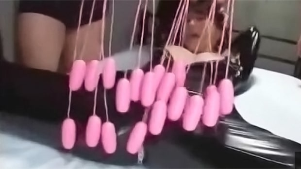 大量のローターをあてられる女捜査官