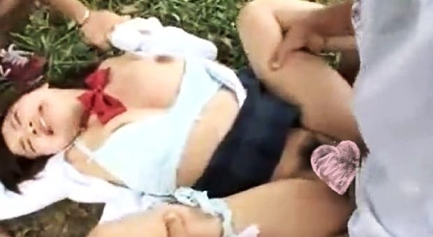 野外で3人のDQNにレイプされるJK