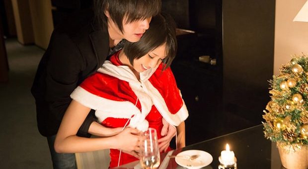 クリスマスにサンタコスで彼を悦ばせる