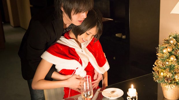 クリスマスにサンタコスで彼を悦ばせる