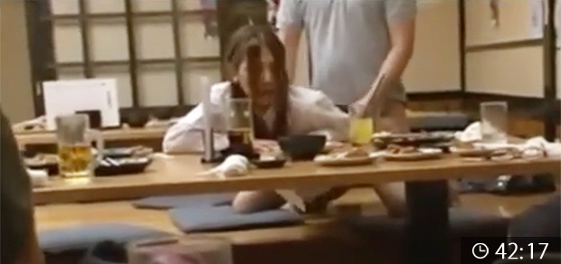 居酒屋で近親相姦プレイ
