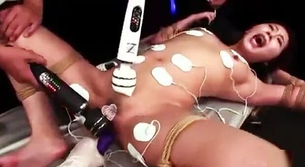 媚薬を飲まされ電マやマシンバイブで強制イキ