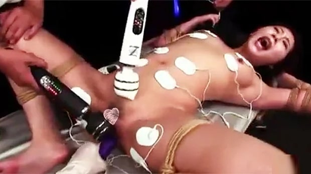 媚薬を飲まされ電マやマシンバイブで強制イキ
