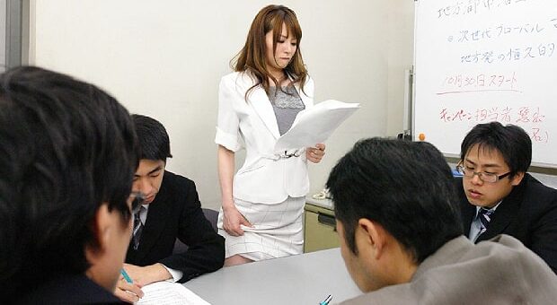 会議中にバイブでセクハラされるOL