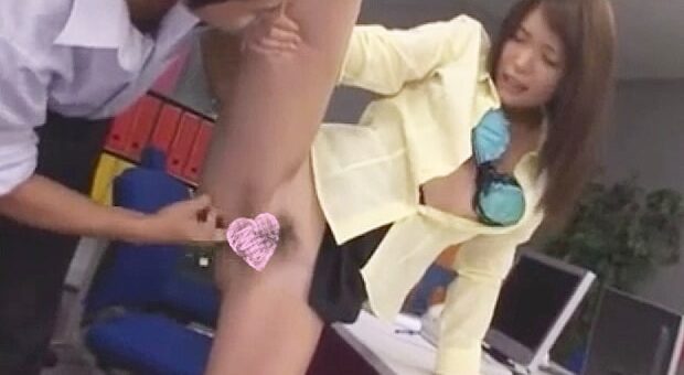 オフィスでエッチするカップル