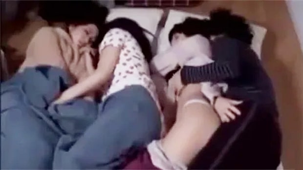 雑魚寝しながら彼氏とこっそりエッチ