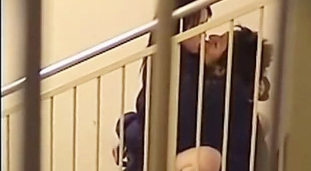学校の非常階段でSEXするカップルを盗撮
