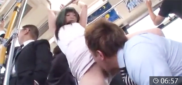 バス車内でクンニやフェラをする変態男女