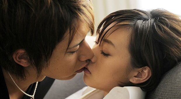 イケメンに顎クイキスをされる女