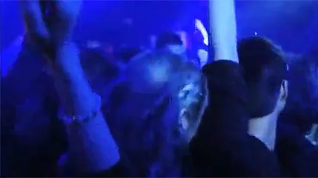 クラブでナンパされてすぐ股を開く女