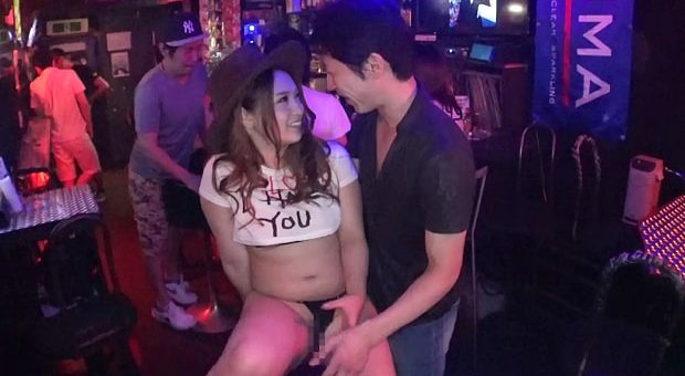 テキーラーガールを酔わせて手マン潮吹き