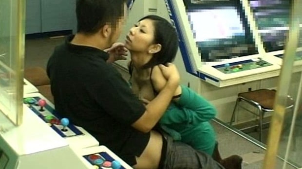 ゲーセンでSEXするカップル