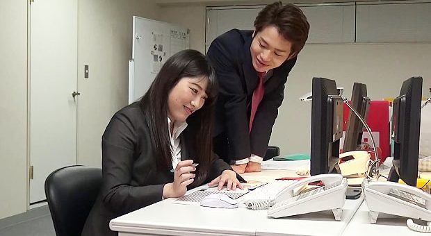 オフィスでイケメンとHするOL
