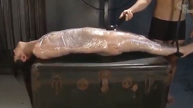 ラップで拘束され電マ責めされるM女