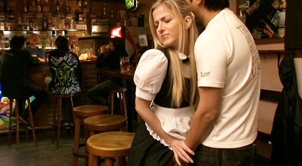 接客中の白人女を中出しレイプ