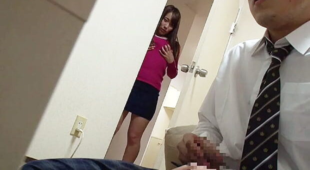 息子の友達のセンズリ見ながらオナニーする巨乳ママ