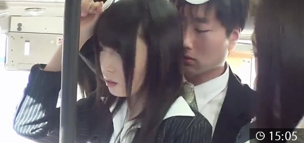 バスで痴漢されるOL