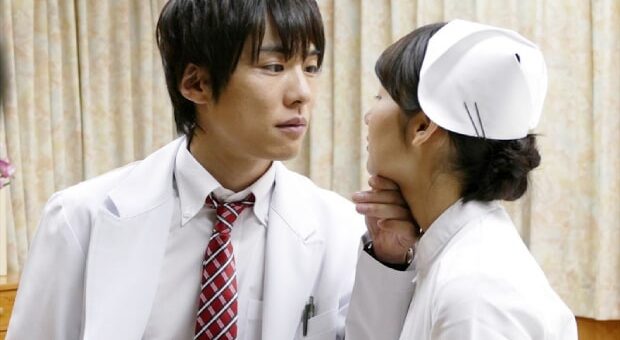 病室のベッドでSEXするドクターとナース