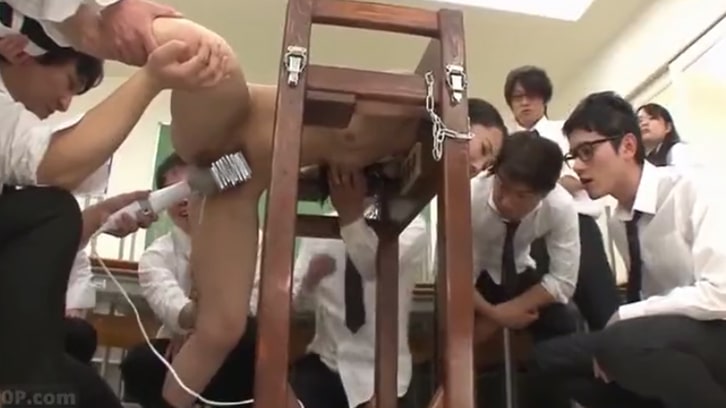 完全拘束で電マ潮吹き責め