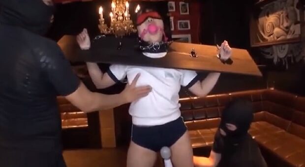 ギロチン拘束で電マ責め