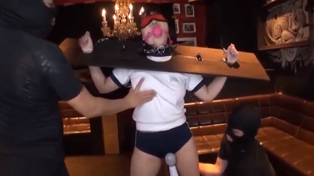 ギロチン拘束で電マ責め