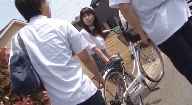 自転車に拘束され放置されるJK