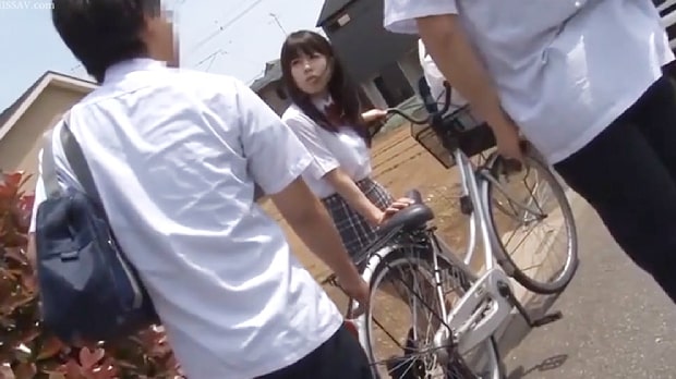 自転車に拘束され放置されるJK
