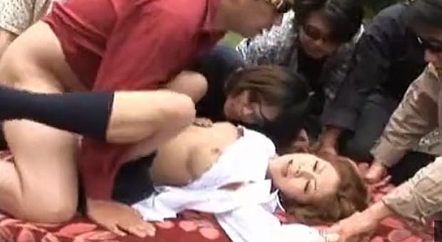 野外中出しレイプされるギャル