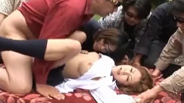 野外中出しレイプされるギャル