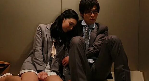 先輩とEVでエッチ